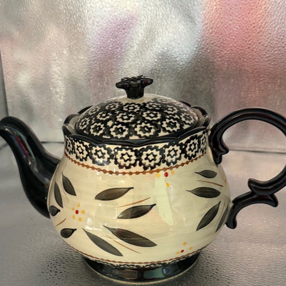 Vintage Temptations Hand Painted Tea Pot and Cups - Picture 4 of 16